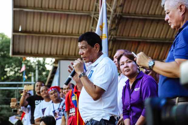 rodrigo duterte on stage